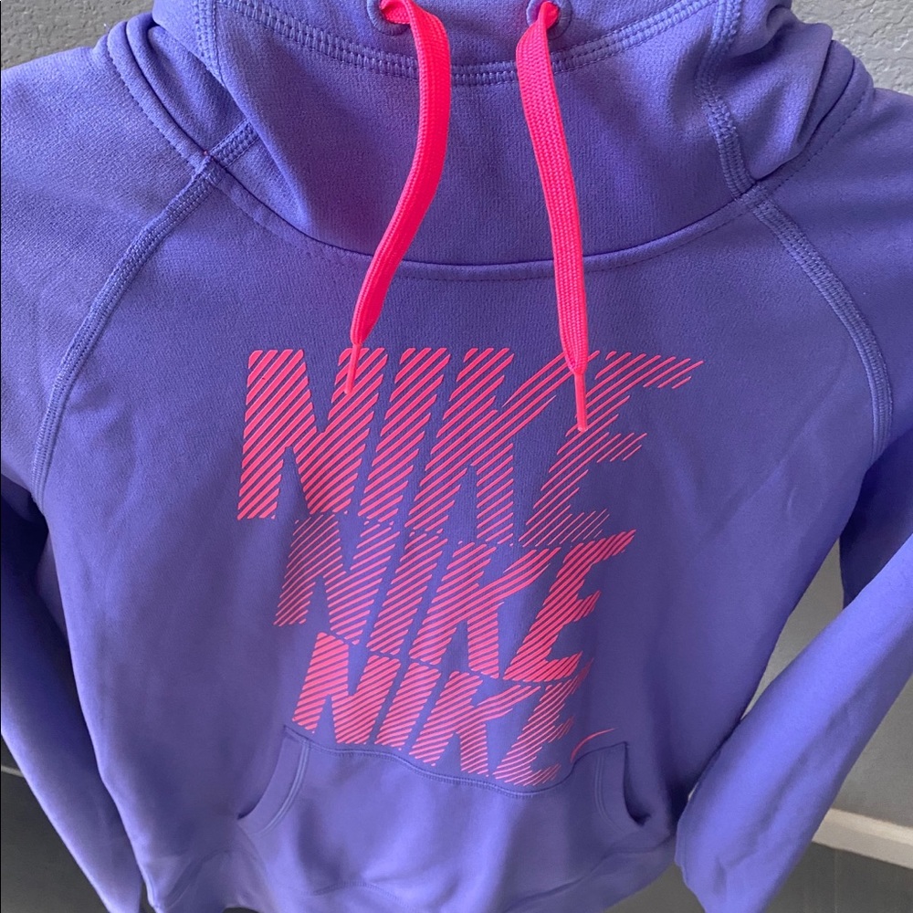 Nike woman’s sweater. Never worn!!!